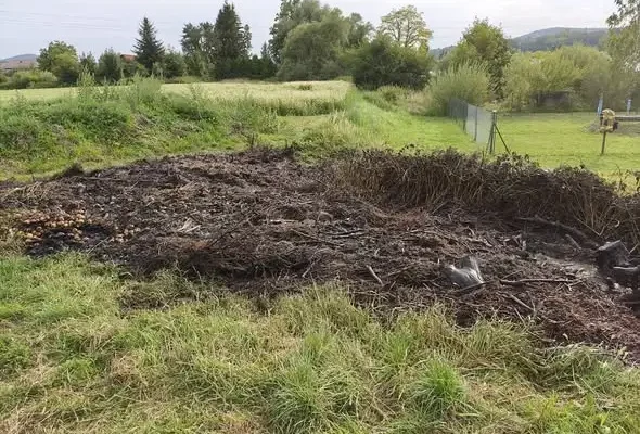 Pożar traw w Uhercach Mineralnych – działania strażaków z OSP Olszanica i JRG Lesko