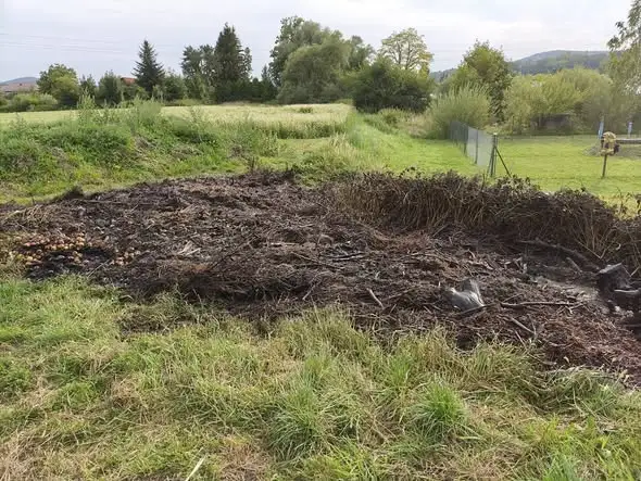 Pożar traw w Uhercach Mineralnych – działania strażaków z OSP Olszanica i JRG Lesko