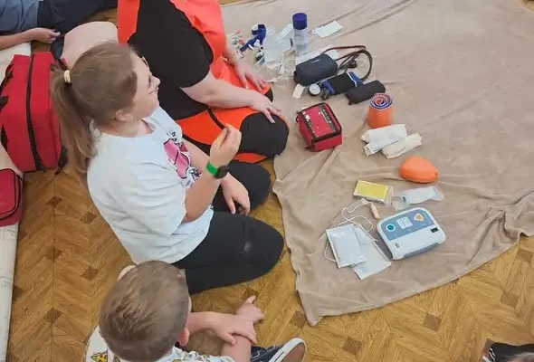 Lekcja pierwszej pomocy w klasie 3c – spotkanie z ratownikiem medycznym