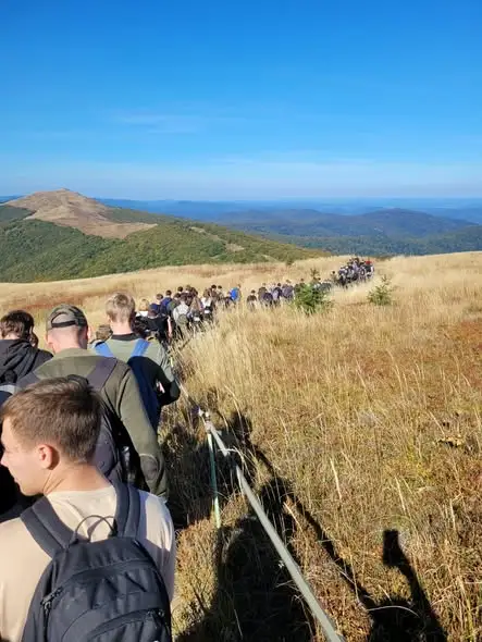 Uczniowie z Leska zdobyli Połoninę Wetlińską – szkolna wyprawa w Bieszczady