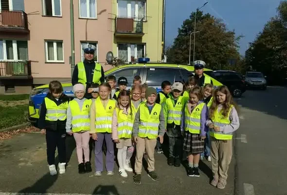Policjanci uczyli pierwszaków bezpiecznego przechodzenia przez jezdnię