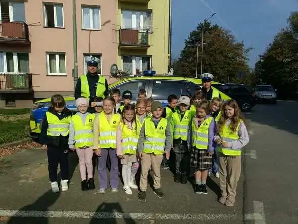 Policjanci uczyli pierwszaków bezpiecznego przechodzenia przez jezdnię