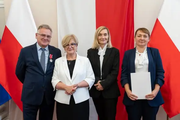 Medal Komisji Edukacji Narodowej dla Wójta Gminy Olszanica i nagroda Kuratora dla dyrektor ZSP