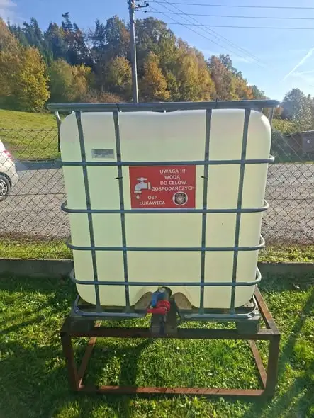Woda na cmentarz w Manastercu — OSP dostarczyła zbiornik do porządków przed 1 listopada