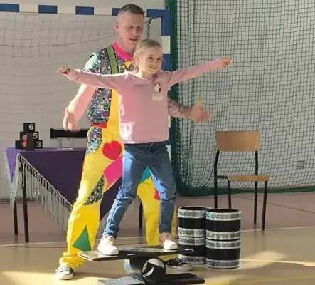 Cyrk w szkole – akrobacje, sztuczki i… wąż boa!
