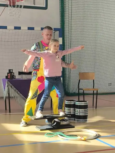 Cyrk w szkole – akrobacje, sztuczki i… wąż boa!